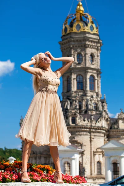 Helkroppsporträtt Ung Vacker Blond Kvinna Beige Klänning Mot Bakgrund Templet — Stockfoto