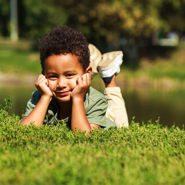 Nahaufnahme Porträt Eines Kleinen Jungen Herbstpark — Stockfoto
