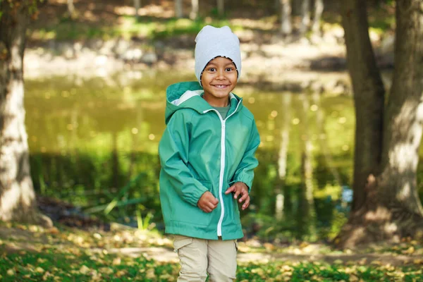 Portrait Rapproché Petit Garçon Dans Parc Automne — Photo