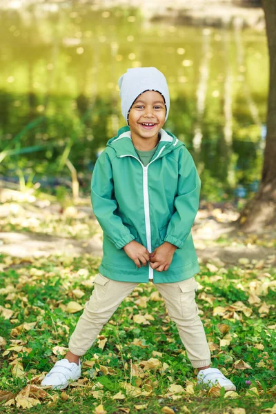 Sonbahar Parkındaki Küçük Çocuğun Tam Boy Portresi — Stok fotoğraf