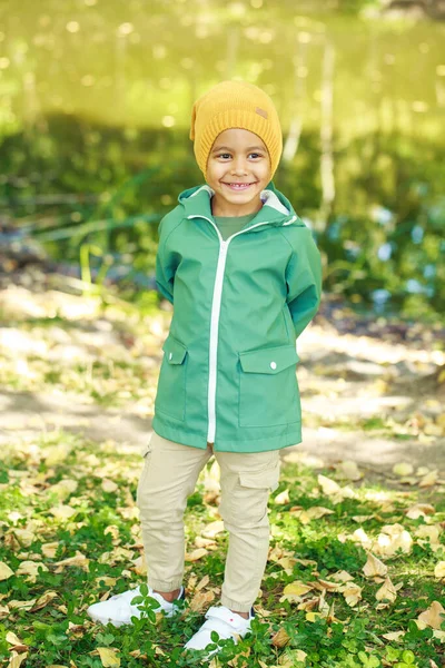 Крупним Планом Портрет Маленького Хлопчика Осінньому Парку — стокове фото