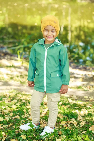 Ganzkörperporträt Eines Kleinen Jungen Herbstpark — Stockfoto