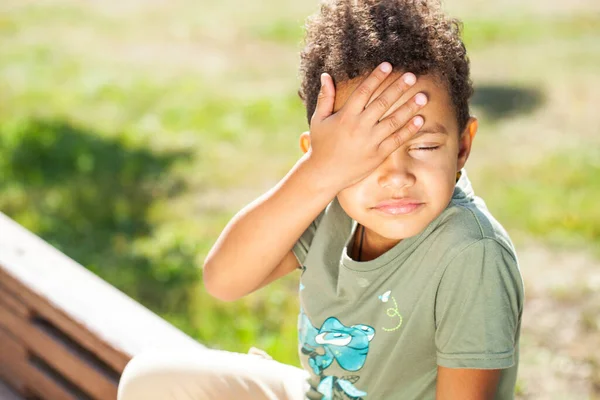 Nahaufnahme Porträt Eines Kleinen Jungen Herbstpark — Stockfoto