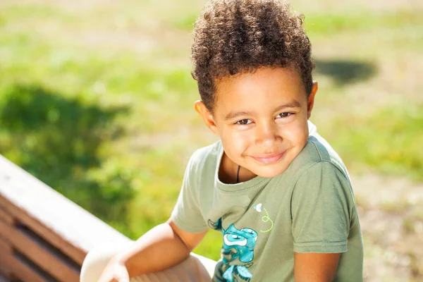 Zblízka Portrét Malého Chlapce Podzimním Parku — Stock fotografie
