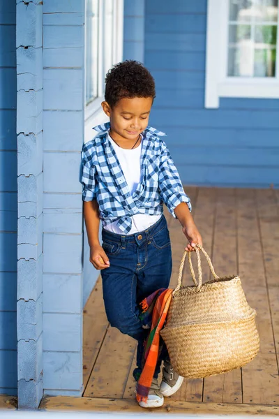 Full Body Portret Van Een Jong Mooi Afrikaans Jongetje Blauwe — Stockfoto