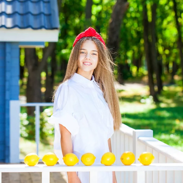 Ritratto Una Giovane Adolescente Con Limoni — Foto Stock