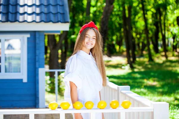 Porträt Einer Jungen Teenagerin Mit Zitronen — Stockfoto