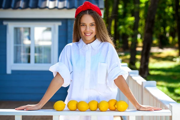 一个拿着柠檬的少女的画像 — 图库照片