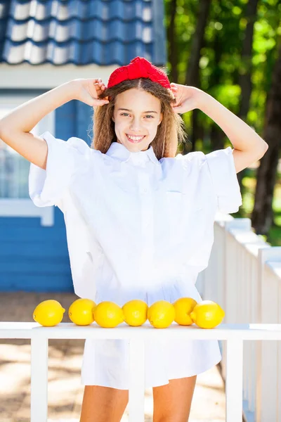 一个拿着柠檬的少女的画像 — 图库照片