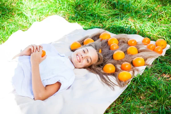 Молода Дівчина Підліток Лежить Ковдрі Газоні Апельсинами Волоссі — стокове фото