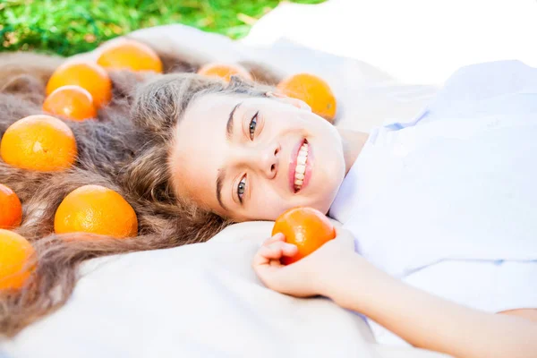 Young Teenage Girl Lies Blanket Lawn Oranges Her Hair — Stock Photo, Image
