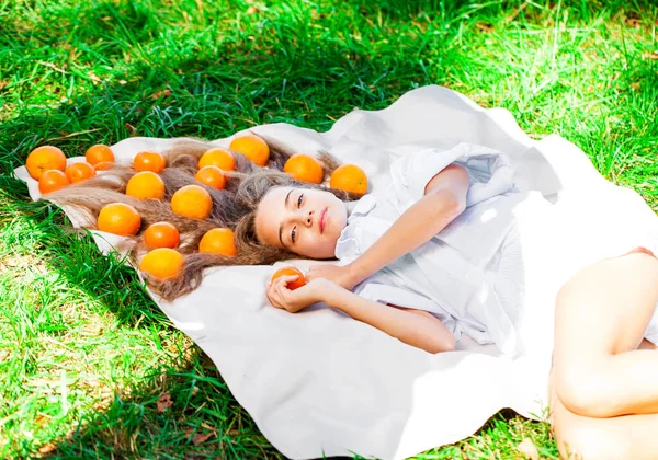 Joven Adolescente Acuesta Una Manta Césped Con Naranjas Pelo — Foto de Stock
