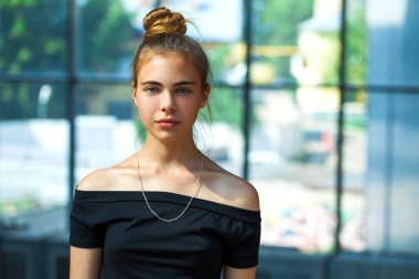 Kapalı alanda güzel bir esmer kızın portresi.