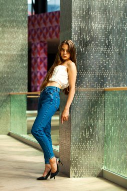 Kot pantolonlu güzel bir esmer modelin vücut portresi.