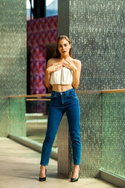 Kot pantolonlu güzel bir esmer modelin vücut portresi.