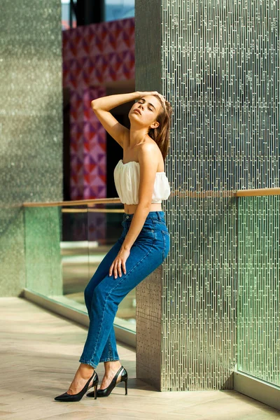 Retrato Corpo Inteiro Uma Jovem Modelo Bonita Morena Jeans Azul — Fotografia de Stock