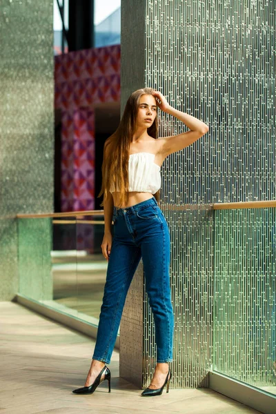 Retrato Corpo Inteiro Uma Jovem Modelo Bonita Morena Jeans Azul — Fotografia de Stock