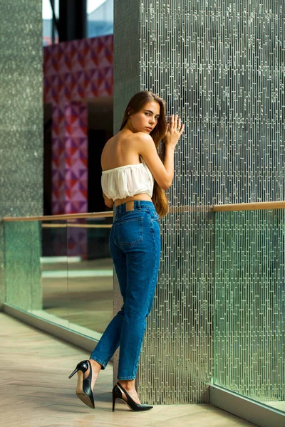 Retrato Corpo Inteiro Uma Jovem Modelo Bonita Morena Jeans Azul — Fotografia de Stock