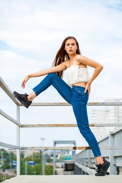 Portret Ładnej Młodej Brunetki Modelki Białej Bluzce Niebieskich Dżinsach Letnia — Zdjęcie stockowe