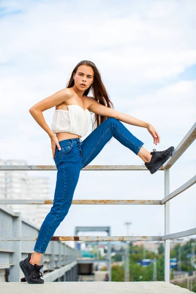 Retrato Una Guapa Joven Modelo Morena Blusa Blanca Jeans Azules —  Fotos de Stock