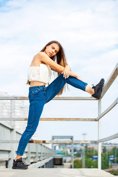 Retrato Modelo Morena Muito Jovem Blusa Branca Jeans Azul Rua — Fotografia de Stock