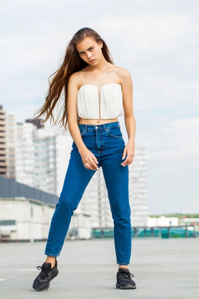 Ritratto Completo Una Giovane Bella Donna Bruna Jeans Blu — Foto Stock