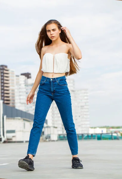 Ritratto Completo Una Giovane Bella Donna Bruna Jeans Blu — Foto Stock
