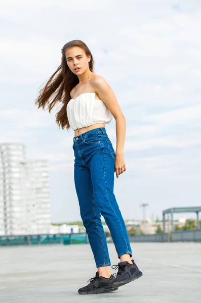 Retrato Corpo Inteiro Uma Jovem Bela Mulher Morena Jeans Azul — Fotografia de Stock
