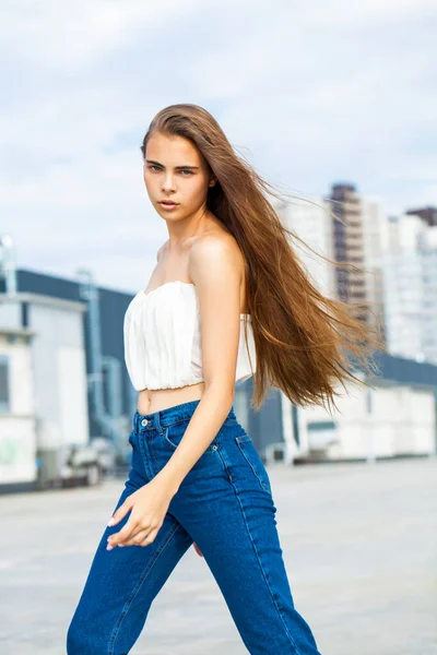 Retrato Uma Jovem Bela Mulher Morena Jeans Azuis — Fotografia de Stock