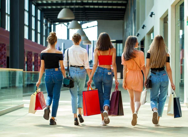 Des Femmes Commerçantes Retour Vue Jeunes Copines Marchent Dans Centre — Photo