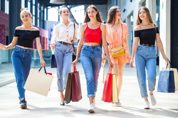 Heureuses Jeunes Copines Marchent Dans Centre Commercial Avec Des Achats — Photo