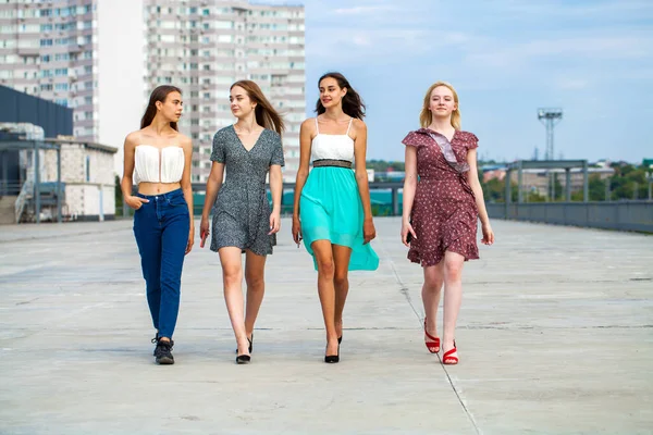 四个女朋友在街上走着 — 图库照片