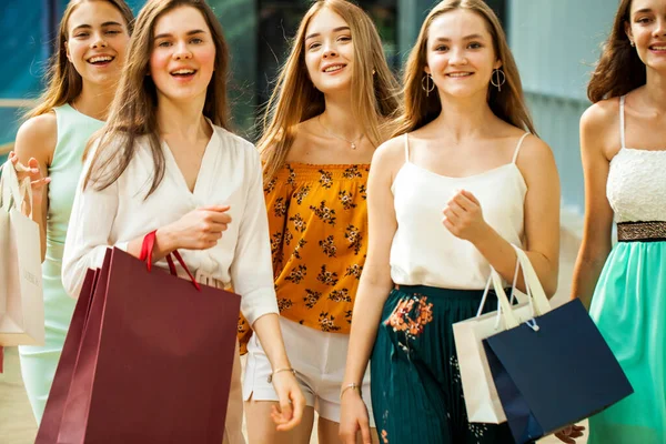 Felices Novias Jóvenes Están Caminando Centro Comercial Con Compras — Foto de Stock