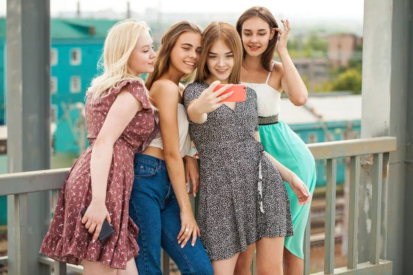 Cztery Młode Dziewczyny Robią Sobie Selfie Smartfonie — Zdjęcie stockowe