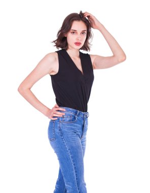 Beyaz arka planda izole edilmiş güzel esmer bir mankenin yakın portresi.