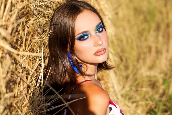 Retrato Uma Jovem Mulher Bonita Com Maquiagem Brilhante Posando Campo — Fotografia de Stock