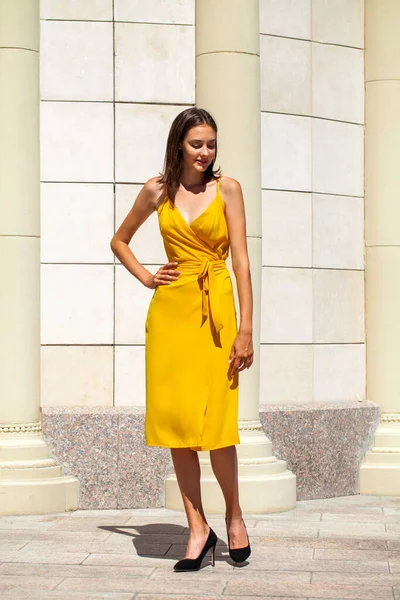 Retrato Completo Una Hermosa Morena Posando Vestido Amarillo Verano Aire — Foto de Stock