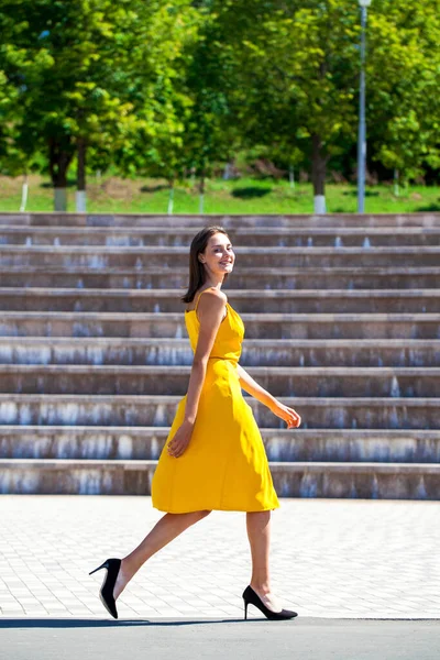 Retrato Cuerpo Completo Una Joven Morena Hermosa Caminando Calle Verano — Foto de Stock