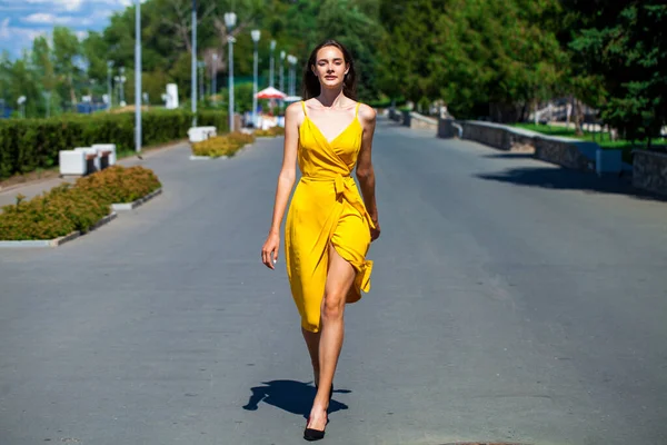 Retrato Corpo Inteiro Uma Jovem Bela Mulher Morena Andando Rua — Fotografia de Stock