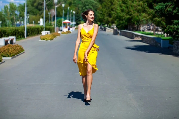 Retrato Completo Una Hermosa Morena Posando Vestido Amarillo Verano Aire —  Fotos de Stock