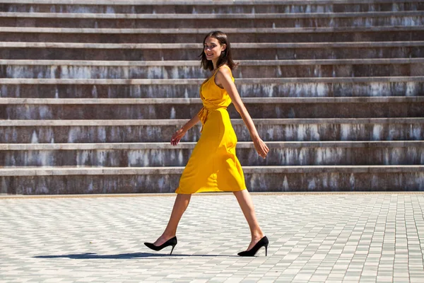 Retrato Cuerpo Completo Una Joven Morena Hermosa Caminando Calle Verano —  Fotos de Stock