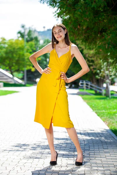 Retrato Corpo Inteiro Uma Jovem Mulher Bonita Vestido Amarelo Parque — Fotografia de Stock