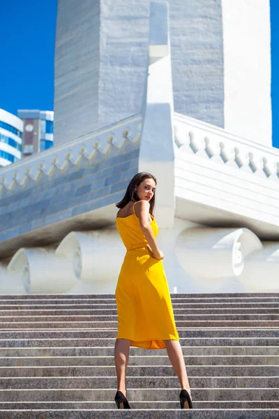 Full Length Portret Van Een Jonge Mooie Vrouw Een Zomer — Stockfoto