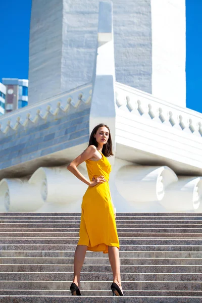 Retrato Completo Uma Jovem Mulher Bonita Vestido Verão Posando Contra — Fotografia de Stock