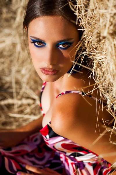 若い美少女の肖像画で 明るいメイクは 小麦畑にポーズをとっています — ストック写真