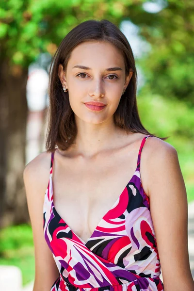 Yaz Parkında Genç Güzel Bir Esmer Kadının Portresi — Stok fotoğraf