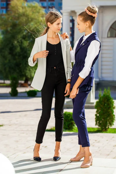 Ganzes Porträt Von Zwei Jungen Businessgirls Sommerstraße Freien — Stockfoto