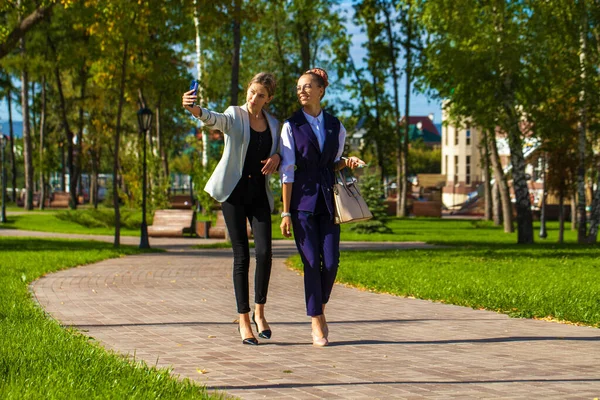 Due Giovani Studentesse Che Camminano Parco Estivo — Foto Stock