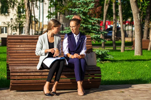 Flickvänner Med Helkroppsporträtt Två Unga Kvinnliga Studenter Träffades Sommarpark — Stockfoto