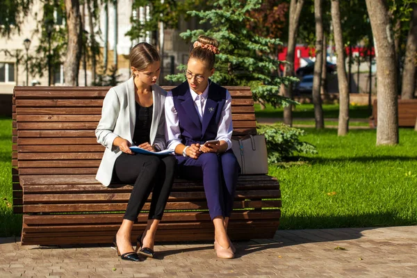 Full Body Portret Vriendinnen Twee Jonge Vrouwelijke Studenten Ontmoetten Elkaar — Stockfoto